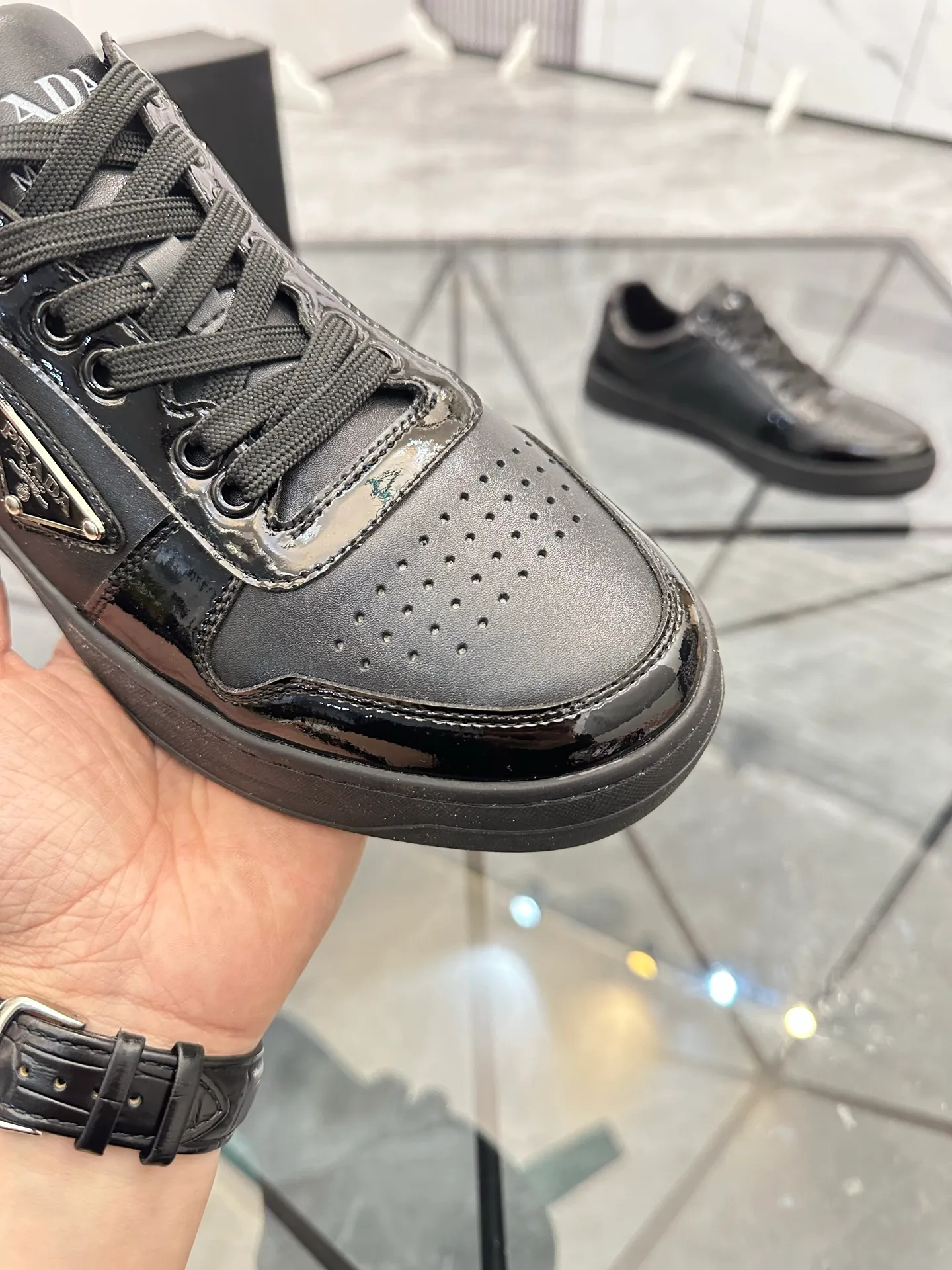 Men's shoes: 💰P400¥ Product trademark: Prada *"Prada*" low-top casual shoes Regular size: 38-44 (can be customized to 45) Product materials: imported cowhide upper, sheepskin lining, original outsole. Number: 020